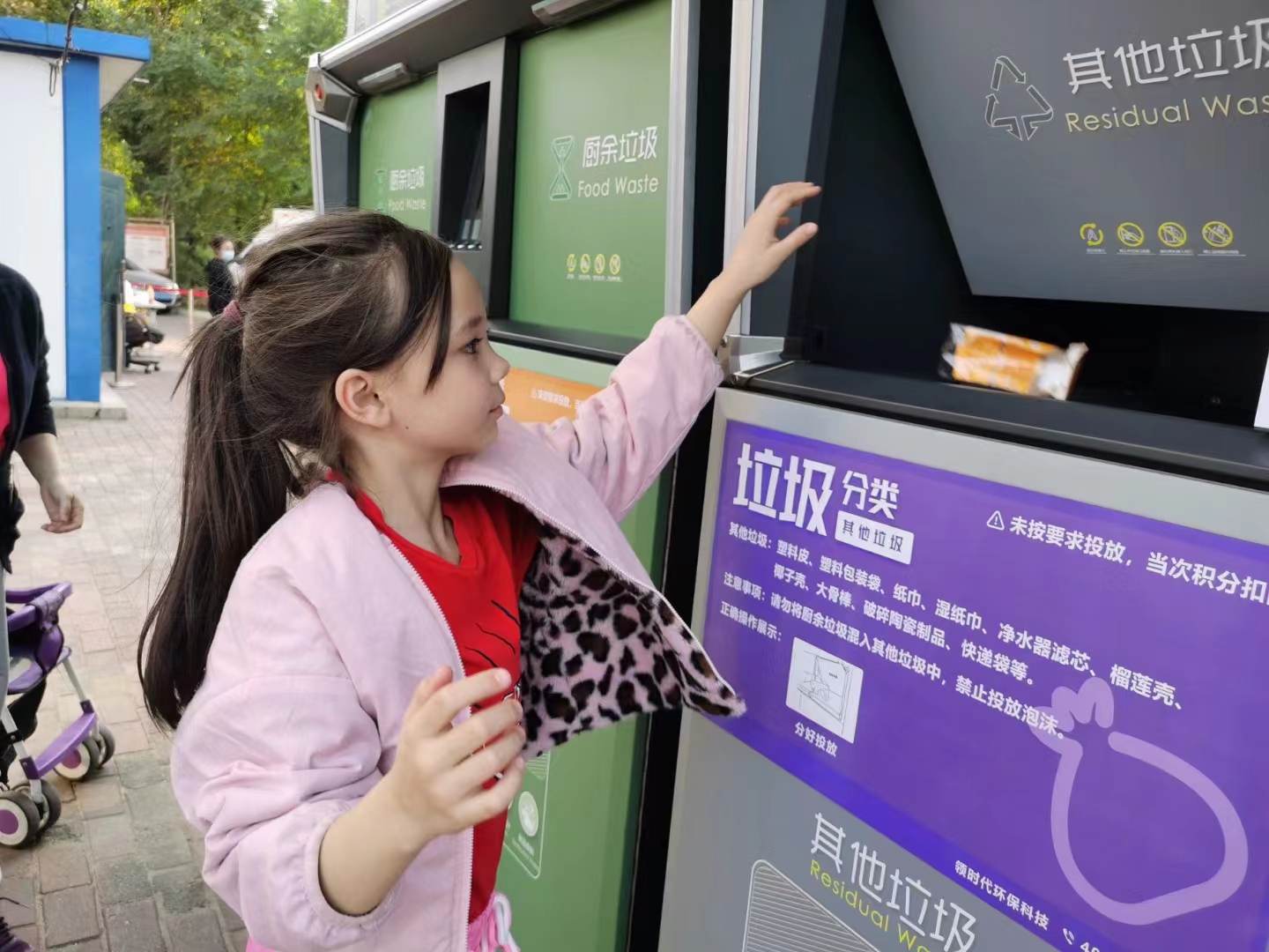 高科技與高顏值并存的智能垃圾分類(lèi)箱，你身邊有了嗎？